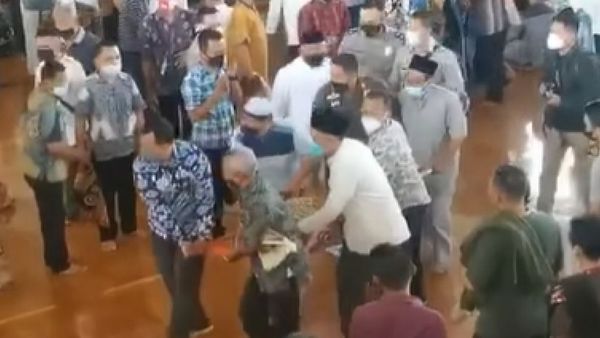 Detik-detik Wali Kota Bandung Kolaps saat Shalat Sunah dan Digotong Para Jamaah
