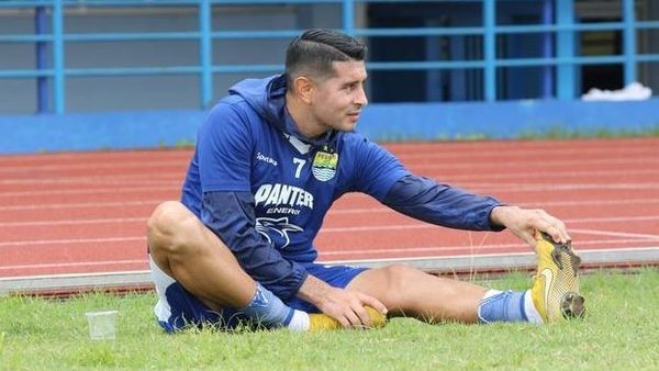 Gelandang Persib Bandung, Ezteban Vizcarra Kembali Dibekap Cedera Lutut