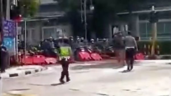 Viral Video Pemotor Terabas Penyekatan Jalan di Bandung, Warganet: Kalau Ditutup, Jalan Jadi Sepi?