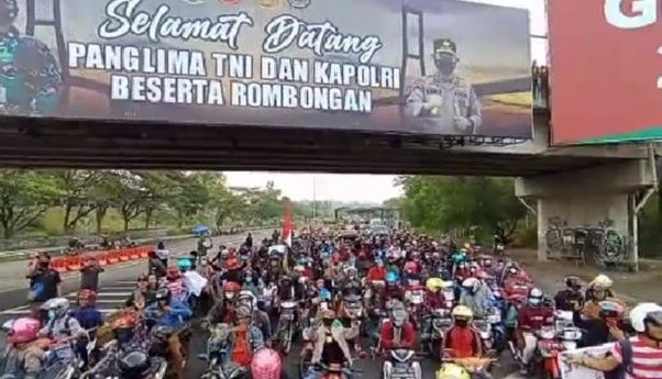 Perkara Penyekatan Jembatan Suramadu Belum Selesai, Ratusan Pengendara Motor Berdemo di Balai Kota