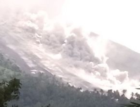 Gunung Karangetang Semburkan Awan Panas Sejauh 2 Kilometer, Belasan Warga Dusun Bolo Diungsikan