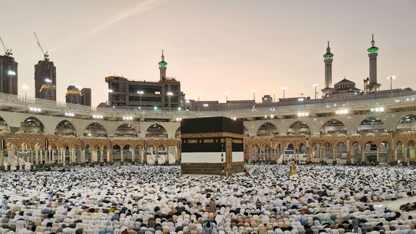 Masjidil Haram Makkah Hapus Aturan Jaga Jarak dan Sudah Beroperasi Penuh, Saf Shalat Kembali Rapat