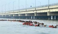 Gubernur Khofifah Pastikan Tak ada Pemudik yang Nekat Berenang di Selat Madura: Itu Berita Palsu