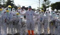 Pakai Hazmat itu Berat dan Panas, Apalagi Sambil Upacara di Lapangan
