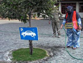 Berita Terbaru: Langgar Protokol Kesehatan, ASN di Kulonprogo Dihukum Menyapu & Menyiram Tanaman