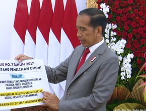 Jokowi Kembali Tegaskan Presiden Boleh Kampanye, Bawa Kertas Besar Bertuliskan Pasal UU Pemilu
