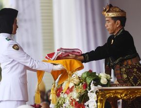 Sering Tampil Beda, Apa Makna Baju Adat Jokowi?