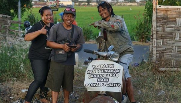 Vespa Milik Pria Ini Menggunakan Bahan Bakar dari Sampah Plastik