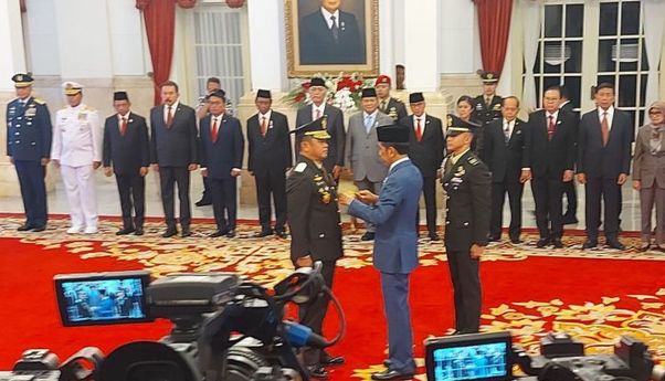 Jokowi Resmi Lantik Maruli Simanjuntak sebagai KSAD Gantikan Agus Subiyanto
