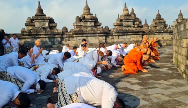 Ribuan Umat Buddha Ikuti Indonesia Tipitaka Chanting dan Asalha Mahapuja di Borobudur