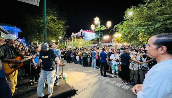 Momen Jokowi Nikmati Suasana Malam di Malioboro: Dengarkan Nyanyian Seniman Jalanan dan Sapa Warga