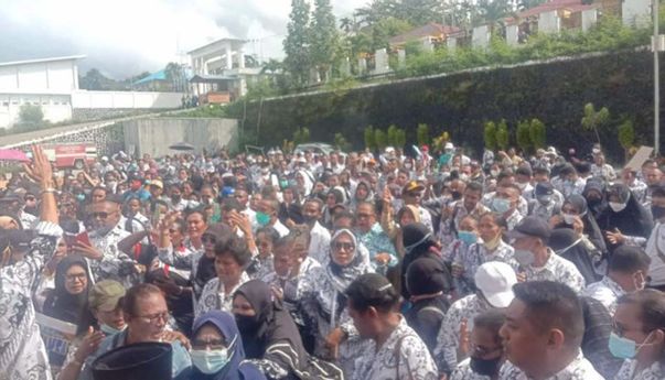 Gaji Tak Dibayarkan Selama 3 Bulan, Ratusan Guru di Papua Barat Mogok Mengajar