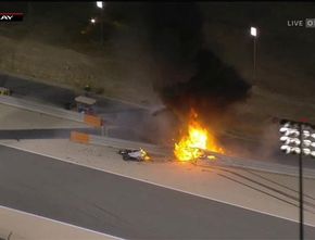 Ngeri! Mobil Romain Grosjean Tabrak Barrier hingga Terbakar dan Terbelah Dua