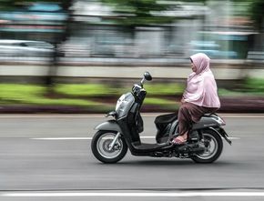 Safety Riding: Tips Ketemu Emak-Emak Sein Kanan tapi Belok Kiri di Jalan