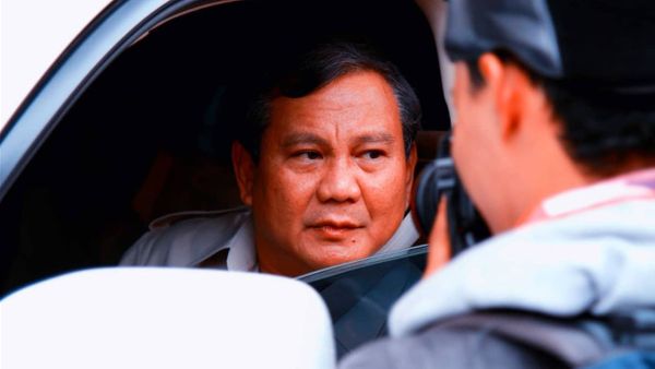 Yang Diuntungkan Prabowo saat Massa Ganjar Anies Saling Serang