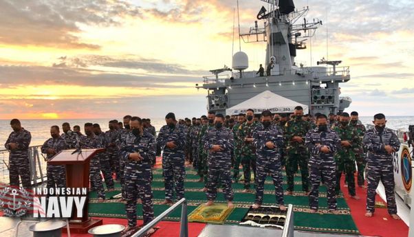 Usai Salat Idulfitri di Tengah Laut, Prajurit KRI Yos Sudarso–353 Tabur Bunga Kenang Nanggala-402