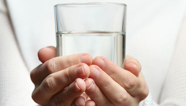 Cegah Penuaan Dini, Ini Manfaat Lain Dari Minum Air Hangat Pagi Hari