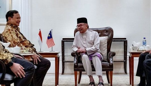 Menhan Prabowo Bertemu PM Malaysia Anwar Ibrahim di Langkawi, Bahas Isu-isu Bilateral