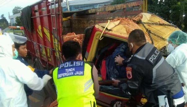 Brak! Truk Tabrak Pembatas Jalan Raya Ungaran-Bawen, 2 Orang Luka Berat