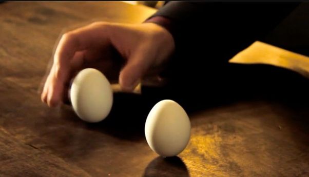 Telur Bisa Berdiri Tegak Pada Hari-hari Tanpa Bayangan, Kalau Nggak Percaya Bisa Dicoba Nih!