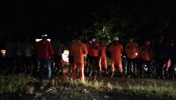 Tak Kuat Nanjak, Mobil Pikup yang Angkut Makanan Ayam Jatuh ke Jurang di Bone