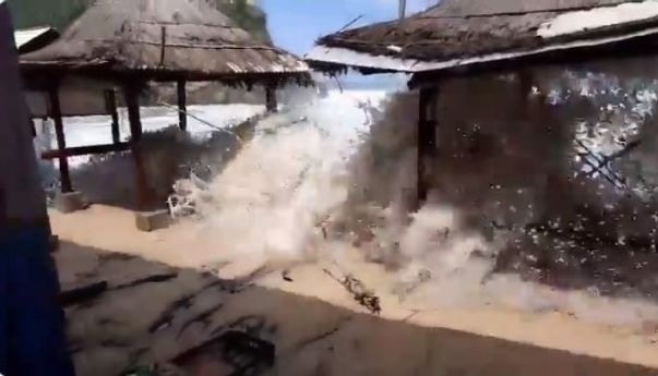 Berita Seputar Jateng: 37 Warung di Pantai Batam Sari Tegal Rusak Diterjang Ombak