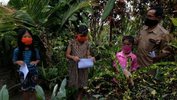 Berita Jateng: Guru di Borobudur Rela Datangi Belasan Murid Karena Terkendala Akses Internet