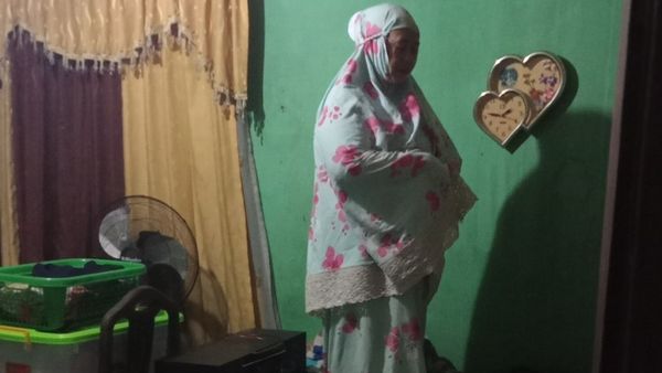 Bikin Kaget! Kisah Ibu yang Salat Tahajud di Atas Kasur Saat Rumahnya Kebanjiran