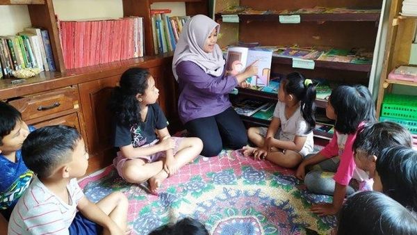 Berita Jateng: Mahasiswi Asal Salatiga Membuat Taman Baca untuk Mengalihkan Anak dari Gawai