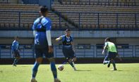 Tak Mau Buru-buru, Pelatih Persib Bandung Ungkap Kisi-kisi Pemain Pengganti Farshad Noor