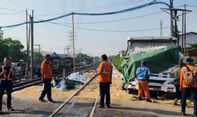 Truk Muat Kedelai Tertabrak KA Harina di Kaligawe Semarang, Sopir Tewas di Tempat