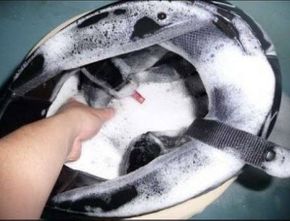 Catat! Begini Cara Mencuci Helm yang Kotor Akibat Banjir