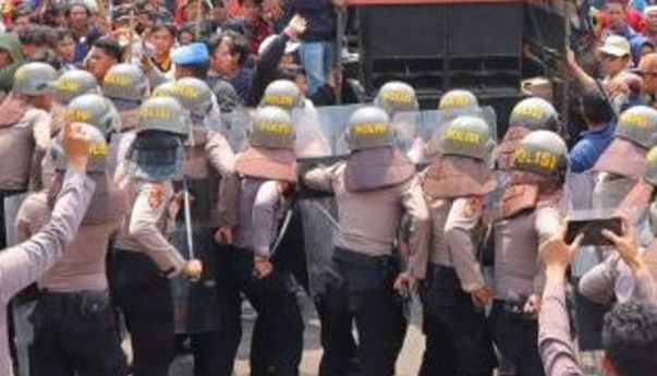 Aksi Demo Mahasiswa di Depan Balai Kota DKI Jakarta Berujung Ricuh, 7 Polisi Terluka dan 93 Orang Ditangkap