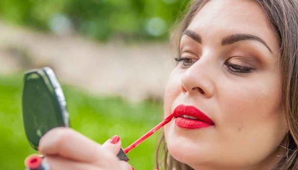 Alasan Wajah Tampak Lebih Tua, Salah Satunya Karena Lipstik Merah