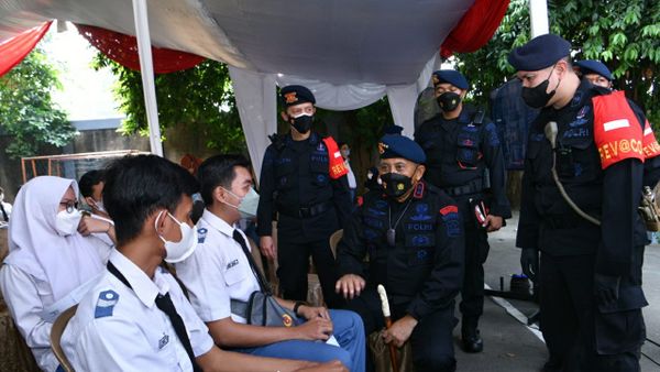 38 Ribu Pelajar Depok Divaksin, Penyelenggaranya Brimob Polri