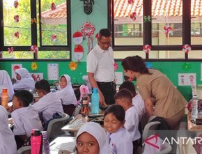 Rp25 Ribu per Porsi, Heru Budi Tinjau Langsung Uji Coba Program Makanan Bergizi di SDN 04 Cipayung