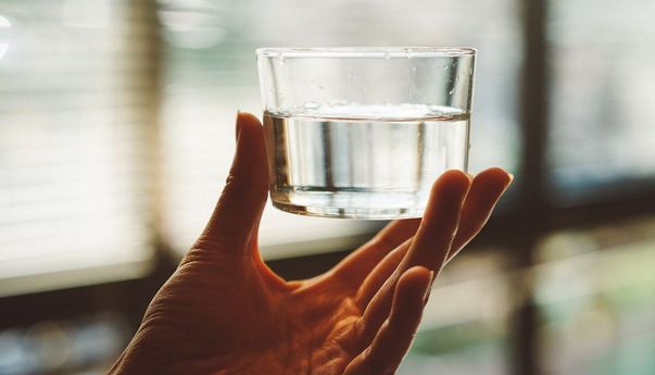 Apakah Sehat Minum Air Putih Sebelum Tidur? Simak Kata Ahli