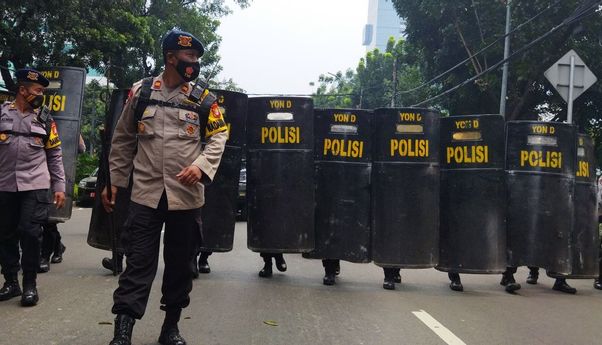 Ketegangan Unjuk Rasa WN Afghanistan di Kebon Sirih, Polisi Bermotor dan Bertameng Dikerahkan Bubarkan Massa