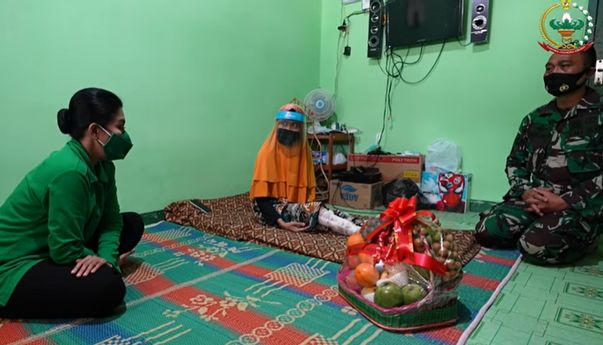 Istri Jenderal Andika Datangi Ibu Eni yang 2 Tahun Tak Bisa Jalan Diserempet Truk Molen