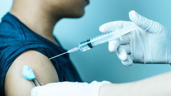 Tak Pandang Lagi Usia! Pemerintah Resmi Beri Sanksi Bagi Lansia Tolak Vaksin