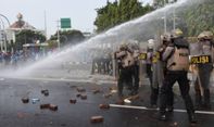 Di Balik Viralnya Kebrutalan Polisi Hajar Jurnalis Foto Peliput Demo Omnibus Law