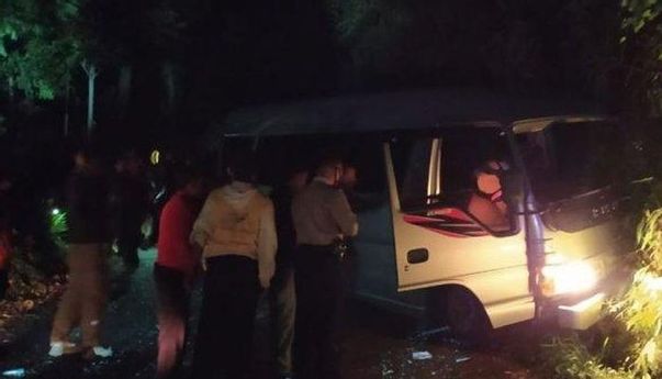 Berita Jateng: Isuzu Elf Bawa 17 Pendaki Gunung Lawu Tabrak Tebing, 1 Orang Tewas