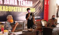 Pria Berkaos Hitam Bertulis 'Covid Rangers' Mengalihkan Perhatian Ganjar Pranowo