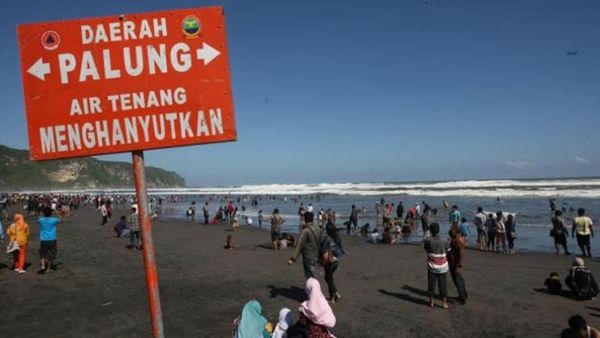 Berita Jogja: Wisatawan Terseret Ombak di Pantai Parangtritis, 4 Selamat, 1 Hilang