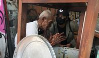 Semangat Mbah Narkan, Penjual Soto Berusia 93 Tahun di Gondomanan Yogyakarta