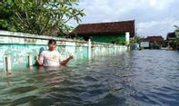 Banjir Setinggi Dada Orang Dewasa Tenggelamkan Ratusan Makam di Pati