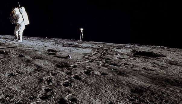 Prediksi: Sumber Air di Bulan Dalam Bentuk Es, Cuma 5 Meter di Bawah Tanah?