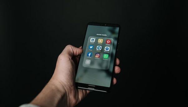 Sebelum Curhat di Media Sosial, Pertimbangkan Dulu Untung dan Ruginya Berikut Ini