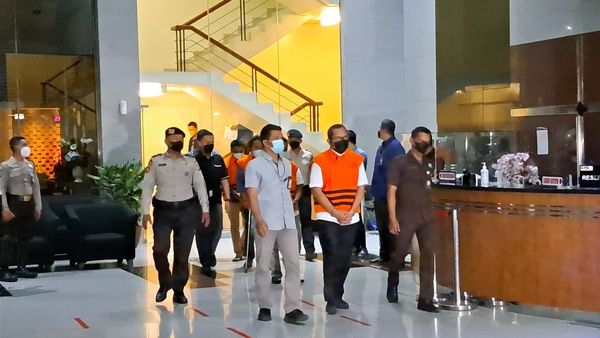 Sahat Tua Simandjuntak Jadi Tersangka, Gunakan Rompi Oranye Tahanan KPK