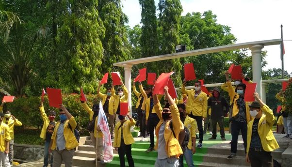 Berita Jateng Terkini: Puluhan Mahasiswa Melancarkan Aksi Demo di Depan rektorat Unnes